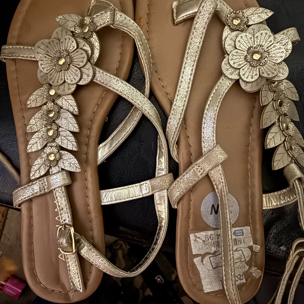 Elegant Gold Floral Sandals - Picture 3 of 3